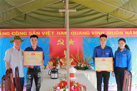 Anh em song sinh tình nguyện nhập ngũ