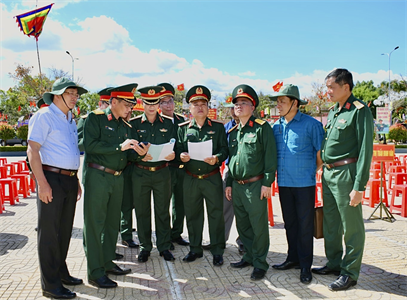 Thiếu tướng Trần Vinh Ngọc kiểm tra công tác tuyển quân tại tỉnh Lâm Đồng.