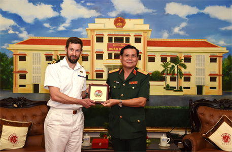 Đoàn công tác tàu Hải quân Hoàng gia Anh chào xã giao Bộ Tư lệnh Quân khu 7