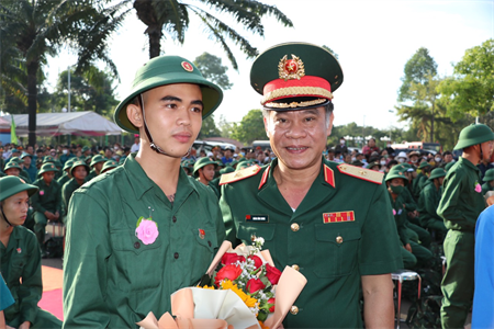 Thiếu tướng Hoàng Đình Chung, Chủ nhiệm Chính trị Quân khu dự Lễ giao, nhận quân năm 2023 tại huyện Châu Đức, tỉnh Bà Rịa - Vũng Tàu
