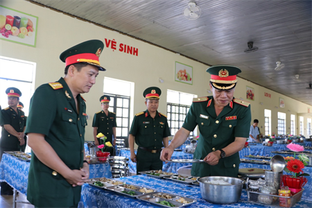 Thiếu tướng Hoàng Đình Chung, Chủ nhiệm Chính trị Quân khu kiểm tra công tác tiếp nhận chiến sĩ mới tại Sư đoàn 302
