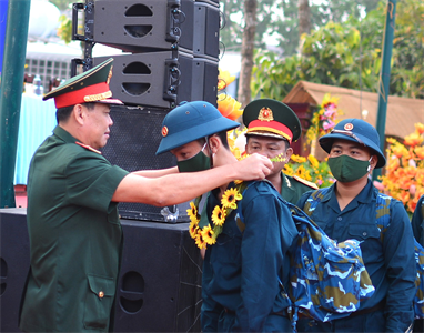 Thiếu tướng Đặng Văn Lẫm, Phó Tư lệnh Quân khu dự Lễ giao nhận quân tại huyện Đức Hòa, tỉnh Long An
