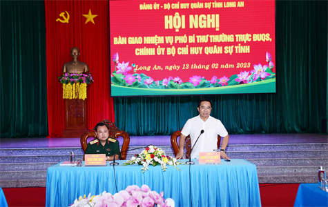 Bàn giao nhiệm vụ Chính ủy Bộ chỉ huy quân sự tỉnh Long An