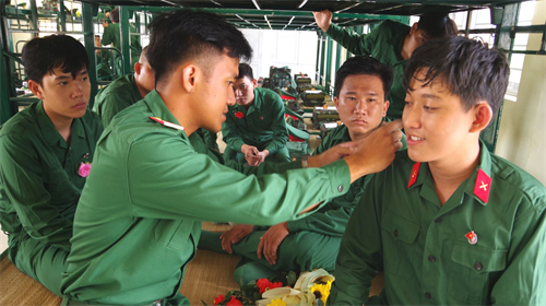 Những “người anh” của chiến sĩ mới