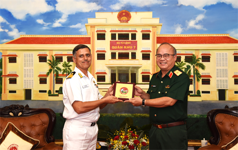 Bộ Tư lệnh Quân khu tiếp xã giao Đoàn Học viện Quản lý Quốc phòng Ấn Độ