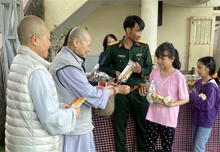 Tặng quà học sinh Trường Khiếm thính Lâm Đồng
