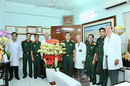 Bộ Tư lệnh TP.HCM chúc mừng cán bộ, nhân viên ngành Y tế nhân ngày Thầy thuốc Việt Nam