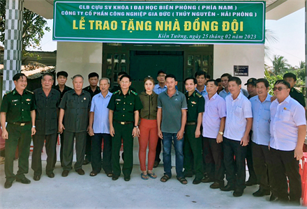 Hội CCB thị xã Kiến Tường tặng nhà đồng đội