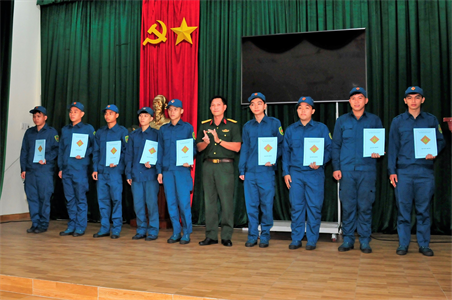 Ban CHQS Quận 8 trao quyết định công nhận hoàn thành nghĩa vụ dân quân thường trực