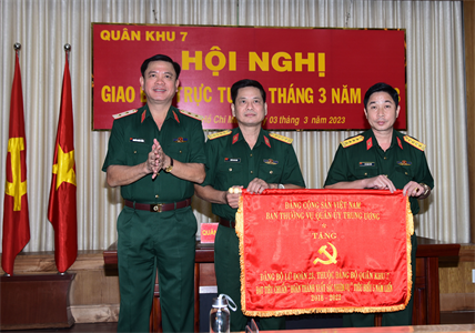 Ban Thường vụ Quân ủy Trung ương và Bộ Quốc phòng khen thưởng tập thể, cá nhân Quân khu 7