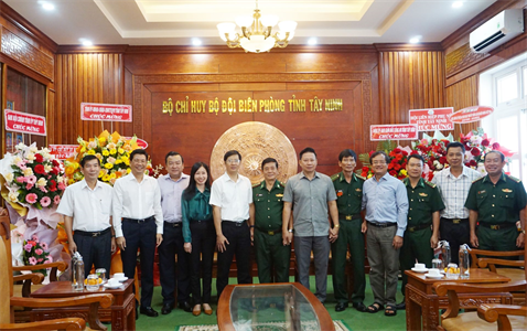Bí thư Tỉnh ủy Tây Ninh thăm, chúc mừng cán bộ, chiến sĩ Bộ đội Biên phòng