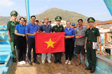 Tặng cờ Tổ quốc cùng ngư dân vươn khơi bám biển