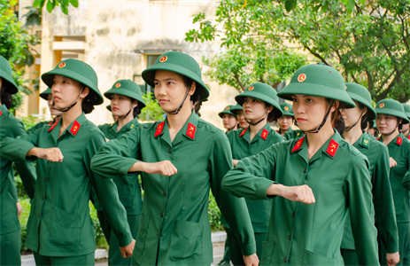 Những “bóng hồng” nhập ngũ