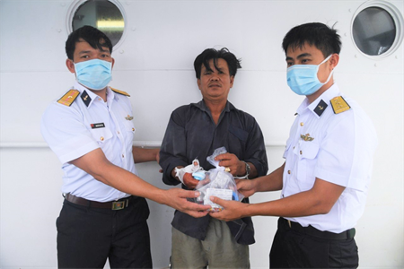 Vùng 2 Hải quân cấp cứu ngư dân trên biển