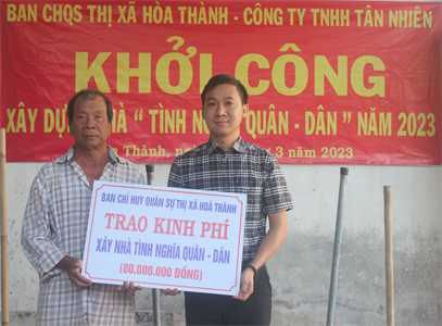 Thị xã Hòa Thành, tỉnh Tây Ninh trao kinh phí xây “Nhà tình nghĩa quân - dân”