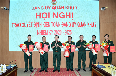 Trao quyết định kiện toàn Đảng ủy Quân khu 7 nhiệm kỳ 2020 – 2025