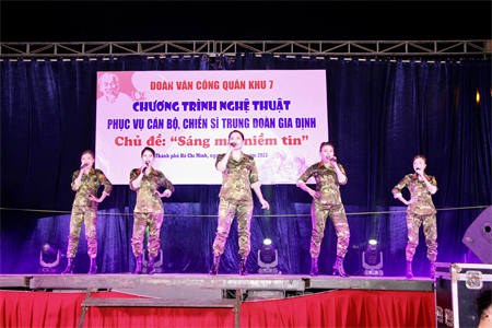 Đoàn Văn công Quân khu 7 biểu diễn phục vụ cán bộ, chiến sĩ Trung đoàn Gia Định