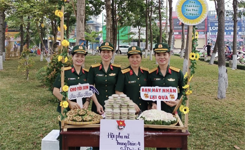 Hội Phụ nữ Trung đoàn 4 tham gia gian hàng “Chợ chai”