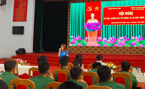 Trường Cao đẳng nghề số 21 tuyên truyền, tư vấn học nghề cho chiến sĩ Trung đoàn Gia Định