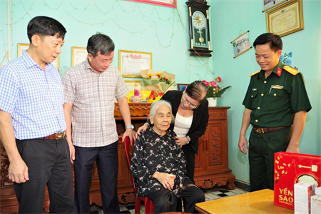 Hội từ thiện “Âm vang Sông Mã” Thành phố Hồ Chí Minh khám bệnh, tặng quà người nghèo huyện Bù Đăng, tỉnh Bình Phước