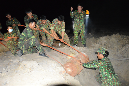 Công binh tỉnh Bình Phước di dời thành công quả đạn trong vườn điều