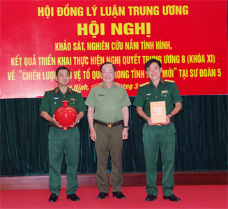 Hội đồng Lý luận Trung ương khảo sát tại Sư đoàn 5