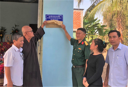 Ban CHQS huyện Vĩnh Hưng bàn giao nhà tình thương