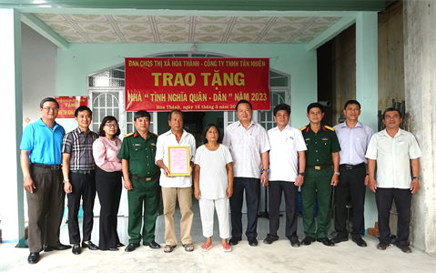Ban CHQS thị xã Hòa  Thành trao nhà tình nghĩa quân - dân
