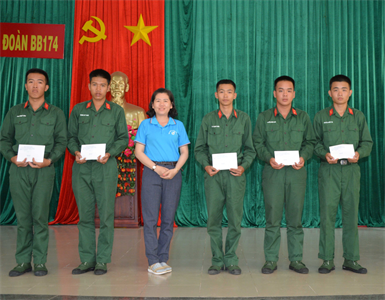 Thị xã Trảng Bàng, tỉnh Tây Ninh thăm, tặng quà chiến sĩ mới