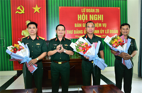 Bàn giao nhiệm vụ Bí thư Đảng ủy, Chính ủy Lữ đoàn 26