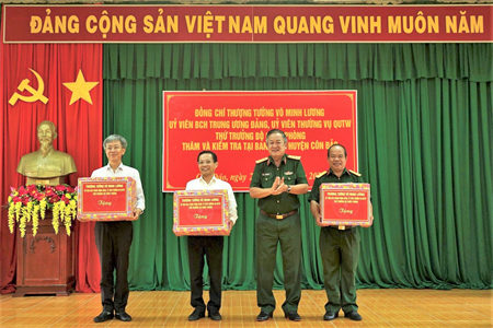 Thượng tướng Võ Minh Lương thăm, làm việc với cấp ủy, chính quyền và LLVT huyện Côn Đảo