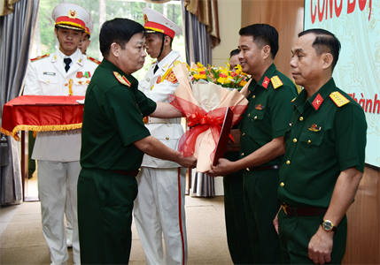 Thường vụ Đảng ủy Quân khu trao các quyết định về công tác cán bộ