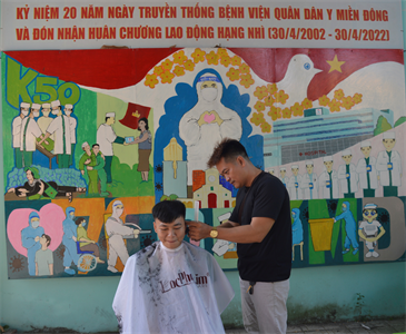 Bệnh viện Quân dân y miền Đông cắt tóc miễn phí cho bệnh nhân