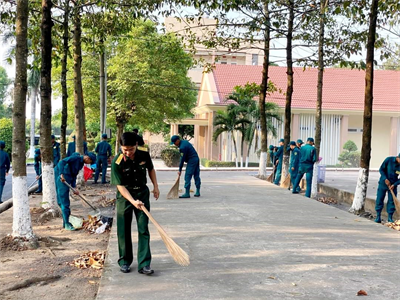 Chi đoàn Ban CHQS thị xã Tân Uyên ra quân thực hiện công trình thanh niên