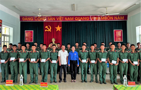 Đoàn công tác Quận 6 thăm, động viên chiến sĩ mới