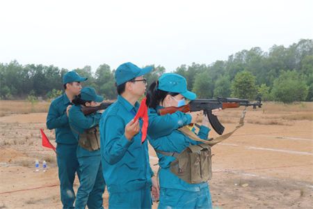 LLVT Quận 3 bắn đạn thật trong hội thao quốc phòng