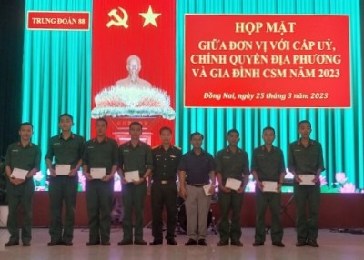Sư đoàn 302: 55 chiến sĩ mới huyện Cát Tiên, tỉnh Lâm Đồng được tặng quà