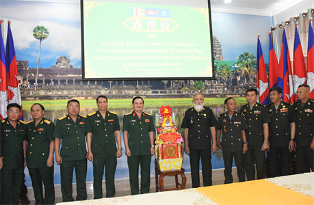 Trung tướng Trần Hoài Trung, Bí thư Đảng ủy, Chính ủy Quân khu 7 chúc Tết Quân khu 2 Quân đội Hoàng gia Campuchia