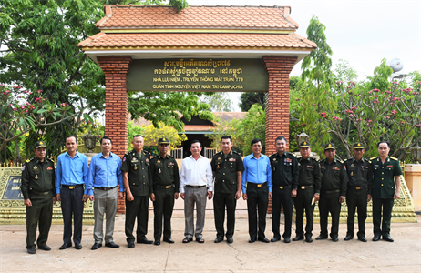 Trung tướng Trần Hoài Trung, Bí thư Đảng ủy, Chính ủy Quân khu 7 thăm Nhà lưu niệm, truyền thống Mặt trận 779 tại Campuchia