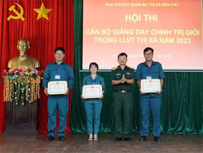 Thị xã Bến Cát, tỉnh Bình Dương: 16 cán bộ tham gia thi giảng dạy chính trị giỏi trong lực lượng vũ trang