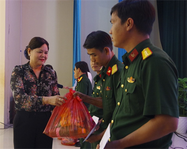 18 suất quà tặng quân nhân hoàn cảnh khó khăn Sư đoàn 302
