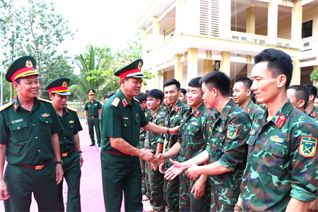 Tư lệnh Quân khu kiểm tra các đơn vị