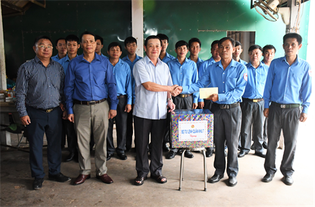 Trung tướng Trần Hoài Trung thăm Đội K71 và K72 đang thực hiện nhiệm vụ tìm kiếm, quy tập hài cốt liệt sĩ tại Campuchia