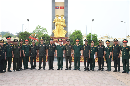 ​Đoàn cán bộ cấp cao Quân khu 7 viếng Đài tưởng niệm liệt sĩ và chuyên gia Việt Nam tại Stung Treng, Vương quốc Campuchia