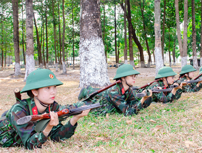 Nữ chiến sĩ trên thao trường huấn luyện