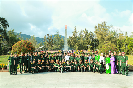 Cục Chính trị Quân khu 7 hành trình về nguồn tại huyện Côn Đảo