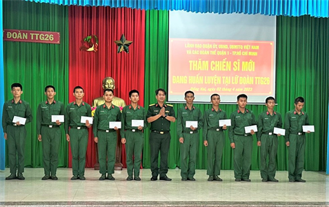 Đoàn đại biểu Quận 1 thăm chiến sĩ mới