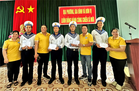 Đoàn đại biểu phường 6, quận Tân Bình thăm, động viên chiến sĩ mới