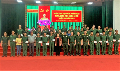 Lãnh đạo quận Phú Nhuận thăm, động viên chiến sĩ mới