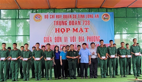 Huyện Vĩnh Hưng thăm, động viên chiến sĩ mới nhập ngũ năm 2023